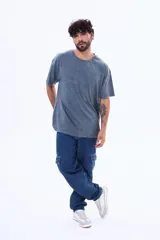 Remera de algodón con efecto lavado, cuello redondo y manga corta, de corte regular y holgado.