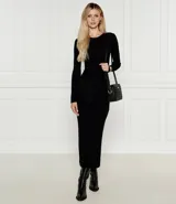 Vestido largo negro ajustado de punto acanalado, con cuello redondo, mangas largas y cinta entrecruzada en la cintura.