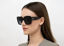 Lentes de sol INVU modelo IP22408B, con montura cuadrada negra y lentes polarizadas con degradé de gris.