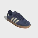 Championes Adidas Samba OG de ante azul marino con las tres tiras características y la presilla del talón en color blanco crema, con suela de goma marrón.