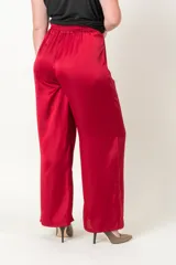 Pantalón palazzo rojo de satén con cintura elastizada y bolsillos laterales.