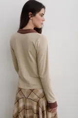 Remera de algodón con cuello camisero y escote en V profundo, de manga larga con puños en contraste de color.
