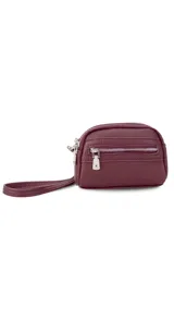 Monedero compacto de símil cuero color beige, con doble compartimento principal con cierre y un bolsillo frontal con cierre. Incluye una correa de mano lateral.