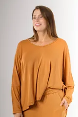 Remerón color camel de viscosa y algodón, de corte amplio y mangas largas.