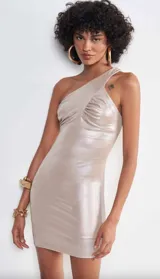 Vestido corto dorado de fiesta, con un solo hombro y frunce lateral.