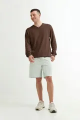 Sweater de punto con escote en V y mangas largas, de calce clásico y puños acanalados.