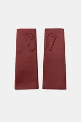 Guantes tipo mitones largos confeccionados en piel 100% color bordó, con diseño liso y minimalista.