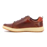 Championes de estilo casual color café, confeccionados en cuero sintético con acabado envejecido. Presentan cierre lateral decorativo, cordones al tono y suela de goma en color crema.