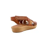 Sandalias de cuero color marrón con plataforma baja. Presentan tiras anchas cruzadas en el empeine y pulsera con hebilla al tobillo.