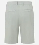 Bermuda recta color gris claro, confeccionada en algodón con textura. Cuenta con cintura con trabillas, cierre tradicional y bolsillos.