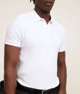 Remera polo slim negra de algodón con textura acanalada, cuello clásico con botones y mangas cortas.