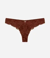Bombacha bikini hilo dental de encaje bordó con textura floral, laterales anchos y detalle de medalla metálica.