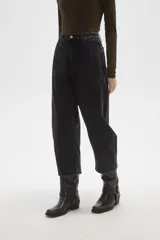 Pantalon de jean estilo barrel con efecto lavado, de tiro medio, con bolsillos laterales y traseros.