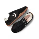 Championes urbanos Converse Run Star Trainer, color negro con detalles en blanco y suela de goma color caramelo. Presentan el logo de la marca en el lateral y refuerzos de gamuza en la puntera y el talón.