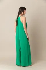 Enterito de crepe color negro, con diseño holgado, escote halter y breteles finos.