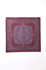 Pañuelo cuadrado de diseño boho, color terracota con estampado ornamental y floral en tonos celestes, con borde contrastante.