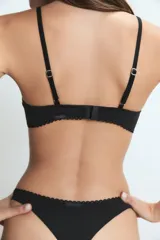 Conjunto de ropa interior compuesto por un soutien triangular sin aro y una bombacha clásica, ambos en color blanco con detalles de puntilla en los bordes.