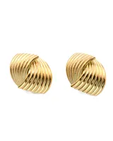 Aros tipo stud dorados con diseño acanalado en forma de espiral.