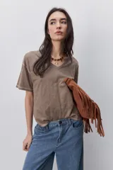 Remera negra de manga corta con escote en V y silueta amplia.