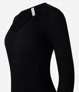 Vestido midi de manga larga confeccionado en tejido de punto texturizado, con escote en U y tajo en la parte posterior. Diseño ajustado al cuerpo.