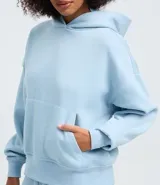 Buzo de algodón con felpa, color bordó, con capucha estructurada, bolsillo canguro delantero y puños canelados.