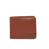 Billetera Rusty modelo Tyrus, color marrón, con diseño plegable, detalle de textura geométrica en uno de los laterales y placa metálica con el logo de la marca en el frente.