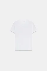 Camiseta básica de algodón blanca, de corte regular, con cuello redondo y manga corta.
