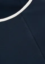 Camiseta manga corta color azul marino con cuello redondo y ribete blanco.