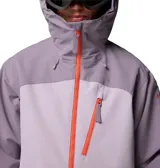 Campera tipo anorak de esquí Columbia, impermeable y transpirable con tecnología Omni-Tech. Presenta un diseño en bloques de color lila, con media cremallera frontal en color naranja, capucha ajustable compatible con casco, bolsillo canguro frontal y bolsillo en el pecho con cierre.