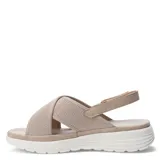 Sandalias de plataforma con tiras cruzadas en tejido técnico color beige y ajuste de velcro en el talón. Posee una suela blanca de diseño ergonómico.