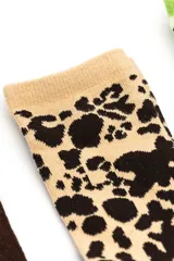 Pack de tres pares de medias crew de media caña con diseños variados: un par liso en color marrón, un par con estampado animal print en tonos beige y marrón, y un par con estampado animal print sobre fondo verde claro con detalles en verde.