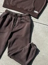 Pantalón de jogging marrón de felpa con cintura y tobillos elastizados.