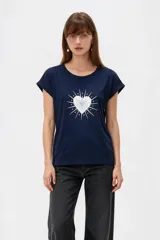 Remera de manga corta de algodón, de corte holgado y cuello a la base. Presenta un estampado frontal en el pecho con forma de corazón y encaje, con la inscripción "La Dolce Vita".