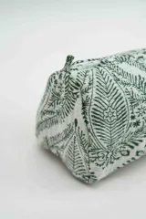 Neceser rectangular con cierre superior, confeccionado en tela acolchada con estampado botánico en color verde sobre fondo blanco.