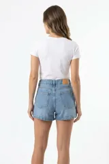 Short de denim blanco de tiro alto, con costuras pespuntadas en contraste, bolsillos delanteros y traseros, y cierre frontal con botón y cremallera.