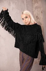 Sweater de punto color naranja, de calce holgado con cuello a la base, mangas largas y diseño intervenido con flecos en el cuerpo y en las mangas.