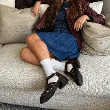 Sandalias franciscanas de cuero color marrón chocolate, con puntera redondeada, múltiples tiras entrecruzadas y hebilla lateral.