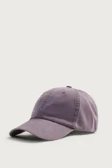Gorra de seis paneles confeccionada en tejido de algodón con efecto suavemente lavado y ajuste en la parte posterior.