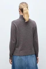 Polera de cuello alto en mezcla de cashmere, color marrón chocolate, con diseño de punto liso y costuras verticales decorativas en el frente.