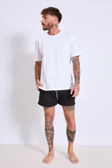 Short de baño color marrón con cordón ajustable en la cintura.