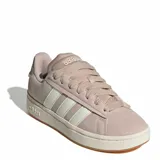 Championes Adidas Grand Court Alpha de estilo urbano, confeccionados en gamuza sintética color rosado suave (taupe). Presentan las icónicas tres tiras laterales en un tono más claro, cierre de cordones al tono y suela de goma con entresuela Cloudfoam para mayor amortiguación.
