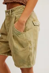 Short de sarga de algodón lavada verde militar, de tiro bajo, con silueta barrel, bolsillos y cierre frontal con botón.