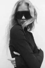 Campera deportiva de tejido funcional con tecnología SoftMove, de corte ajustado, cuello elevado, medio cierre frontal y mangas largas raglán con abertura para el pulgar.