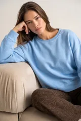 Sweater oversize de algodón en color celeste, con cuello redondo y mangas largas.