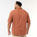 Camisa de manga corta color marrón con textura de punto fantasía, cuello camisero abierto y cierre frontal con botones.
