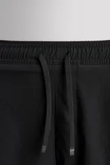 Pantalones cortos de entrenamiento 2 en 1 de Zara Athleticz, confeccionados en tejido técnico ligero con malla interior ajustada. Presentan cintura elástica con cordón de ajuste, bolsillos laterales con cierre de cremallera y aberturas en el bajo.