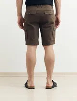 Bermuda de gabardina color marrón con bolsillos cargo laterales y bolsillos traseros con solapa.