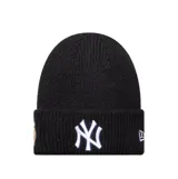 Gorro tipo beanie de lana tejido en color negro, con el logo de los New York Yankees bordado en el frente y logo de New Era en el lateral.