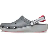 Zuecos Crocs modelo Classic Clog Turbo, color gris con suela blanca y detalles en rojo. Cuenta con perforaciones superiores para ventilación, correa trasera ajustable con sistema turbo y suela de goma para mayor tracción.
