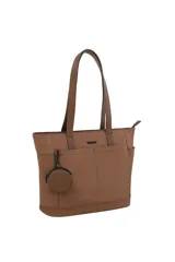 Bolso tipo tote color marrón de diseño estructurado, con doble asa de hombro, bolsillos frontales abiertos y un monedero circular colgante removible.